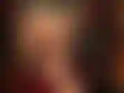 Maîtresse taquine dans des collants couleur lavande très transparents, montrant ses fesses recouvertes de nylon et ses pieds en collants doux.