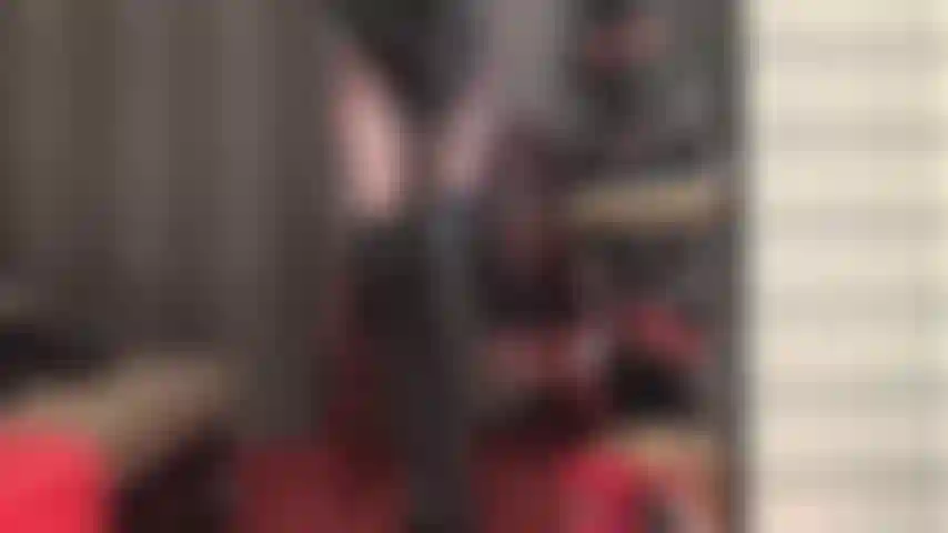 Je vénère les bottes et les gants en cuir noir - la maîtresse se livre à votre fétichisme pour le cuir noir avec une paire de cuissardes à talons hauts et des gants extra longs.