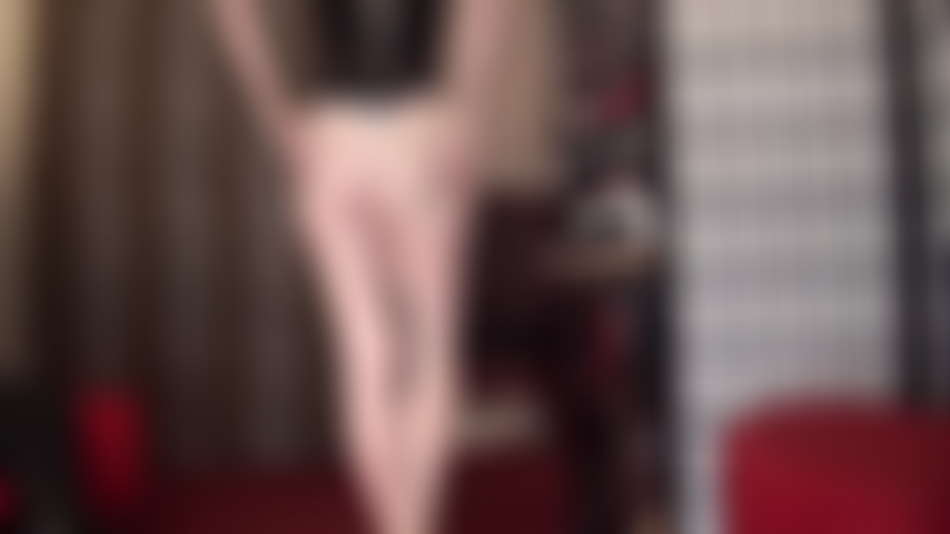 Des couches de collants blancs brillants et une branlette avec des gants en latex - la maîtresse vivian taquine dans des couches de collants blancs brillants, une mini-jupe en caoutchouc vert menthe et des gants en latex blancs pour secouer votre bite à sec.