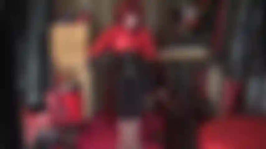 Baise mes cuisses, esclave ! Maîtresse vivian te trait entre ses leggings en spandex et utilise ses gants en cuir noir, pas seulement pour fesser tes fesses nues pendant que tu es penchée sur mes genoux en train de baiser mes jambes...