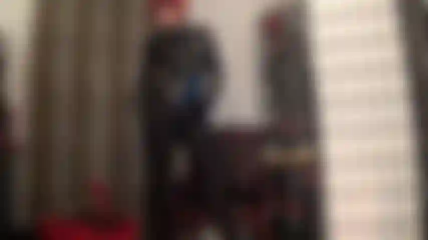 Maîtresse associe un collant en lycra noir brillant à un body noir holographique. Une tenue fétichiste raffinée à laquelle vous ne pourrez tout simplement pas résister. Tu te caresses tandis que les gants de cuir taquinent ses courbes…