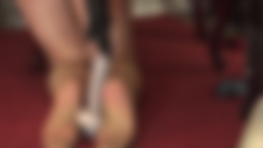 Un footjob en collants inversés mouillés et salissants utilisant beaucoup de salive sur les pieds et un gode.