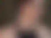 Laissez-vous séduire par les gants en satin soyeux et brillants. Maîtresse vous aguiche avec deux paires de gants mi-longs, dorés et champagne.