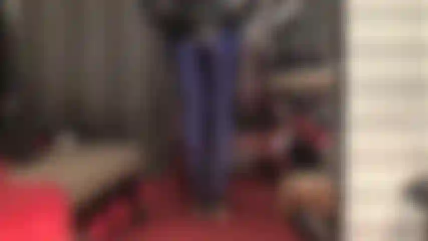 Collants bleu marine en spandex et pvc - lycra si doux et brillant, maîtresse taquine avec ses pieds, ses jambes et ses fesses dans cette paire de collants brillants.