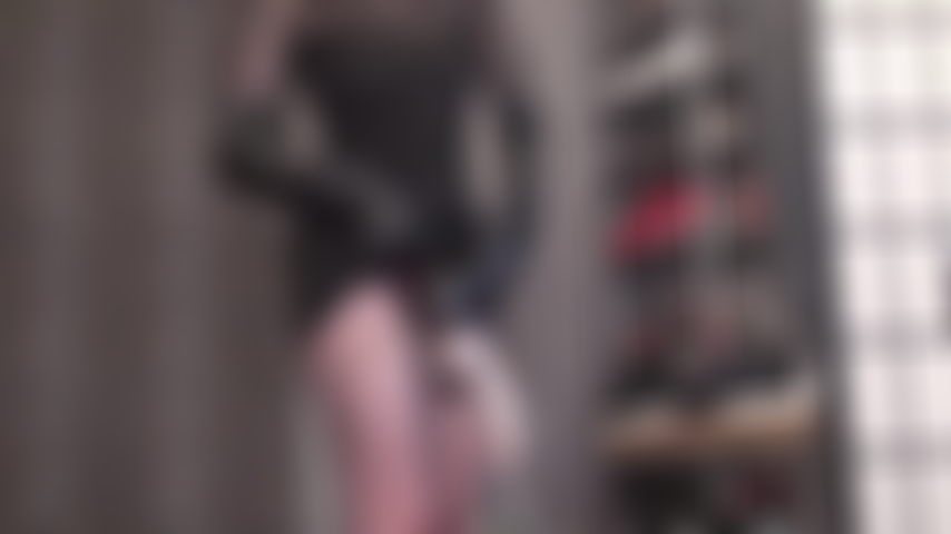 Maîtresse cache un gros gode ceinture savoureux sous sa robe moulante moulante - vous êtes tellement excité par sa délicieuse bite blanche courbée de 9 pouces.