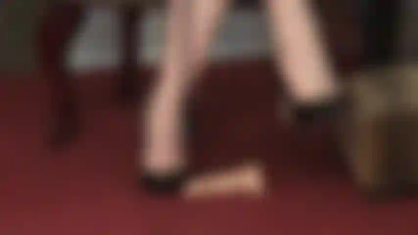 Je porte une cravache et je marche sur des talons hauts - ta petite bite pathétique et inutile aux pieds de ta maîtresse doit être punie.