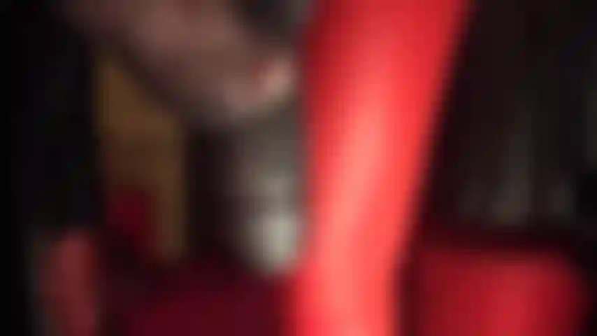 Une amatrice de pieds et une pute à gode ceinture qui se fait défoncer sous le pied en nylon de sa maîtresse. Ma maîtresse me taquine avec son énorme bite noire et ses collants sexy avant de piétiner et de donner des coups de pied dans un gode moelleux.