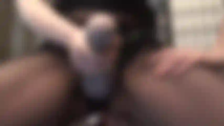 Un gode ceinture trempé de salive savoureuse est ce que la maîtresse vous a ordonné de sucer.