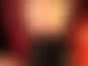 Cette culotte en satin rouge sexy sous des collants brillants te rend folle. Tu aimerais sentir à quel point elle est soyeuse, la sentir, le cul et les pieds de ta maîtresse sur ton visage – tu aimerais même sucer une bite.