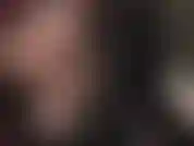 Fétichiste de la langue et des talons hauts. Ma maîtresse lèche des talons aiguilles en métal brûlants.