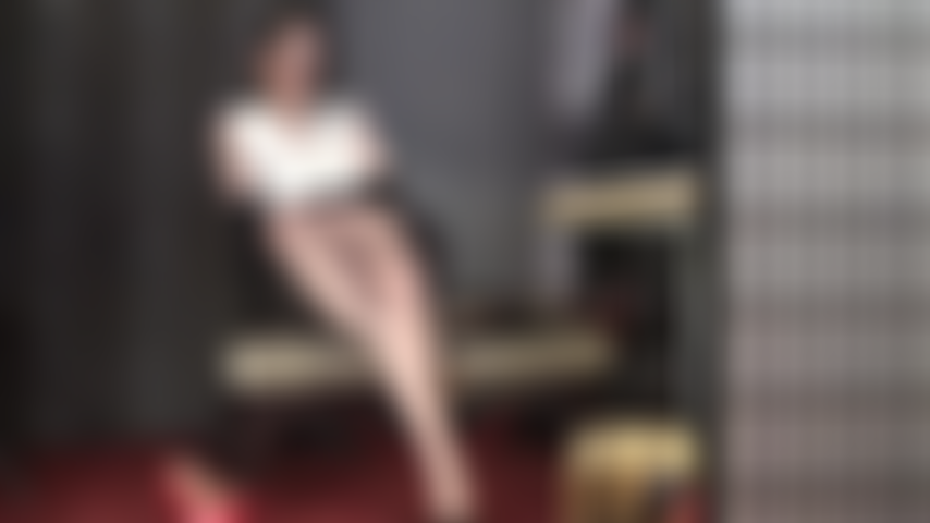 Les jambes croisées en collants sont ta plus grande faiblesse. Tu deviens si dur en regardant ta maîtresse doubler et décroiser ses jambes galbées en nylon brillant encore et encore.