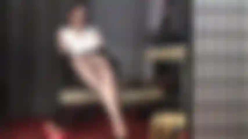 Les jambes croisées en collants sont ta plus grande faiblesse. Tu deviens si dur en regardant ta maîtresse doubler et décroiser ses jambes galbées en nylon brillant encore et encore.