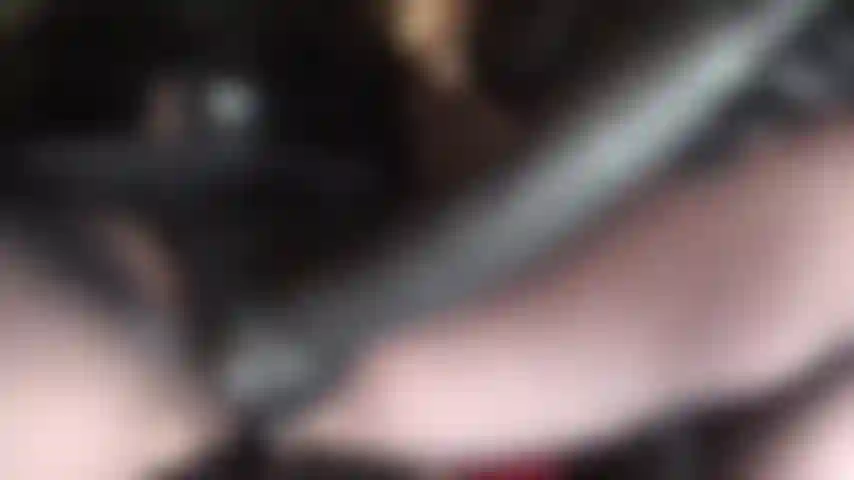 Une énorme bite noire dégoulinante de salive enfoncée dans ta gorge te fait bâillonner et suffoquer en suppliant de respirer tout en suppliant qu'elle aille plus profondément. Tu es ce genre de pute affamée de bite !