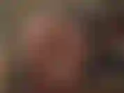 Maîtresse vous regarde pendant que vous adorez son fantastique cul rond dans des collants marron foncé et une grosse bite blanche.