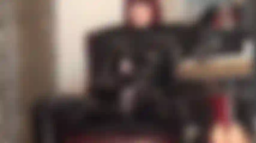 Maîtresse dominatrice, vêtue d'une combinaison fétichiste en pvc noir brillant, qui rend sa grosse bite savoureuse encore plus délicieuse pour vous. Tout ce dont vous rêvez, c'est de sentir cette bite reposer sur votre visage pendant que vous sucez les couilles de votre maîtresse.