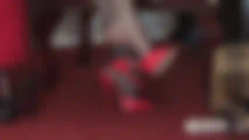 Des mules à talons aiguilles rouges taquinent ta bite d'esclave.