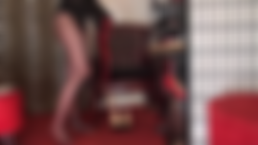 Une couche de collants rouges avec une énorme bite noire entre eux pour que tu la suces, ma salope. Ça excite ta petite bite, n'est-ce pas ? Mettons cette mini bite dans un bas pendant que tu fais plaisir à ta grosse bite et que tu te frottes partout sur cette grosse bite noire.