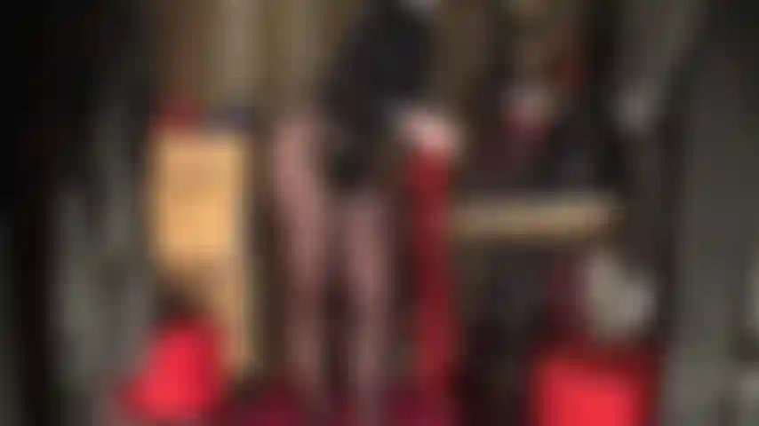 Waouh, tant de couches brillantes de collants et de bas. Ta déesse du nylon te taquine avec son cul, ses jambes et ses pieds dans des collants brillants.