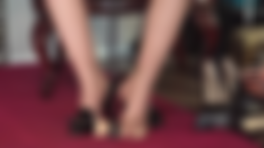 Piétinement, bas ff, fétichisme des pieds, crachat - ton amour pour mes pieds est indéniable. Mes orteils recouverts de nylon, couverts de crachat, tirent jusqu'à la dernière goutte de ta bite.