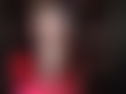 Superposition de collants, fétichisme des pieds – collants blancs brillants sur fond noir. C'est un mélange de couleurs très sexy.