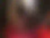 Vêtue de collants colorés - la maîtresse montre sa collection de bas en nylon colorés, passant au vert forêt, puis au bleu, associée à une chemise et une cravate, une jupe crayon et des talons peeptoe.