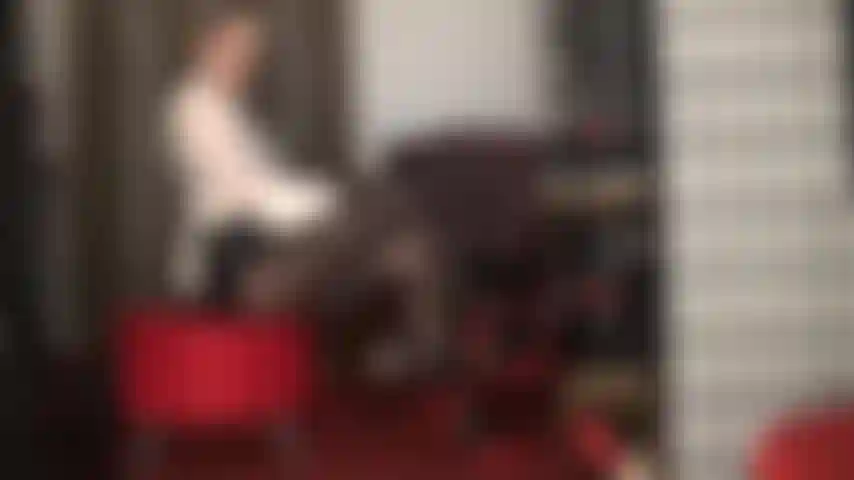 Des collants double couche taquinent - des paires de nylons lisses super brillants en noir brillant et nude brillant pour rendre fou l'amateur de jambes et de cul.