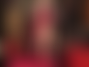 Les collants brillants sont ton fétiche. Maîtresse te taquine dans l'une de ses paires dorées préférées, mettant en valeur sa silhouette incroyable, ses longues jambes, son cul parfait, ses cuisses et ses pieds sexy.