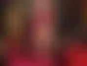 Les collants brillants sont ton fétiche. Maîtresse te taquine dans l'une de ses paires dorées préférées, mettant en valeur sa silhouette incroyable, ses longues jambes, son cul parfait, ses cuisses et ses pieds sexy.