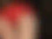 Waouh, regarde-toi baver sur mon cul rond et parfait dans un short en satin rouge brillant. Je parie que ta bite gonflée dégoulinera incontrôlablement quand ce short tombera et que ta culotte en satin se dévoilera…