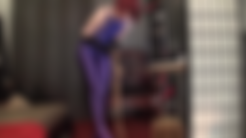 Maîtresse vivian vous piège dans sa toile brillante - vous n'avez jamais eu une chance contre les pouvoirs brillants de la maîtresse... Combinaison leohex violette, collants platine brillants et transparents, bottes longues brillantes, string en pvc et gode-ceinture bbc.