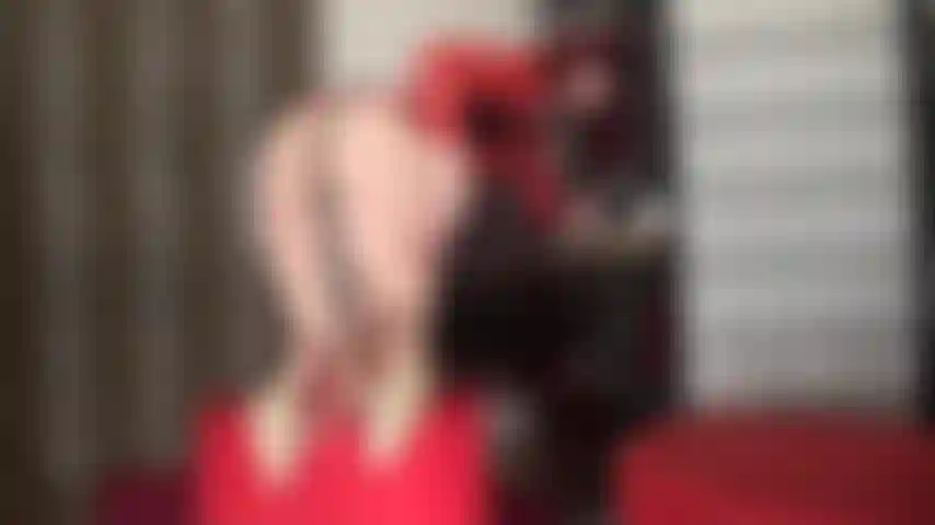 Assise sur le visage avec une grosse bite traite dans ta bouche - avec mon cul sur ton visage, tu reçois une grosse bite enfoncée dans ta gorge.