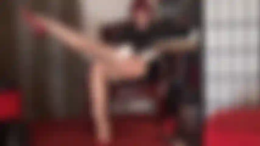 Des gants de cuir blanc sur des collants beiges brillants – ces jambes ont toujours été ta plus grande faiblesse. Elles te forceront à t'agenouiller en signe d'adoration.