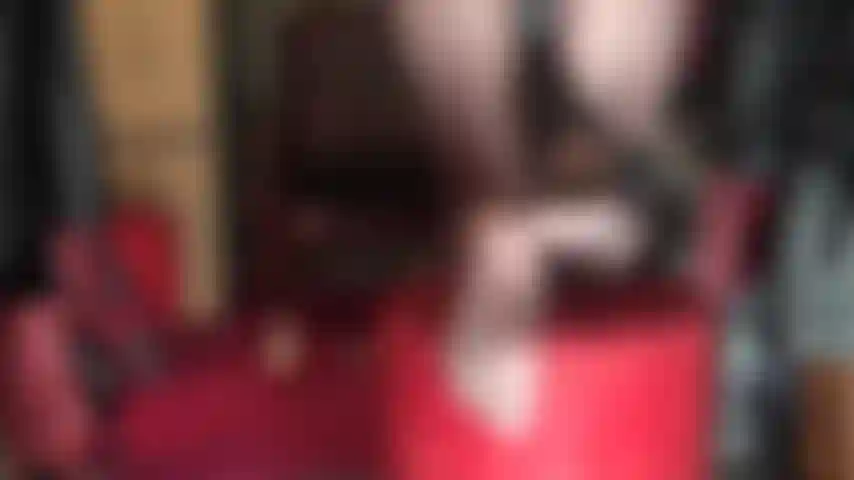 Ma maîtresse est assise sur ses pieds avec un énorme gode ceinture noir. J'adore mon cul en collants, mes semelles en nylon et ma grosse bite que je caresse avec des gants de cuir.