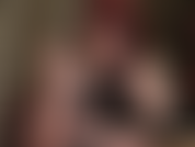 Mes mains nues caressent des bites massives. Tu adores mes longs doigts fins et parfaits, enroulés autour d'une grosse bite. Ma maîtresse caresse une grosse bite noire, puis un énorme gode blanc.