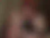 Mes mains nues caressent des bites massives. Tu adores mes longs doigts fins et parfaits, enroulés autour d'une grosse bite. Ma maîtresse caresse une grosse bite noire, puis un énorme gode blanc.