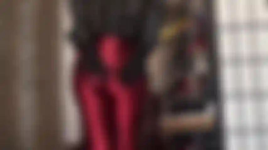 Vous admirez mes fesses fantastiques dans tout ce qui est serré et brillant, d'un pantalon en satin brillant jusqu'aux collants beiges.