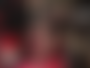 Vêtue de son long manteau en vinyle noir brillant, votre déesse en nylon montre ses incroyables longues jambes et ses pieds sexy dans des collants noirs transparents classiques.