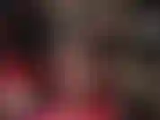 Vêtue de son long manteau en vinyle noir brillant, votre déesse en nylon montre ses incroyables longues jambes et ses pieds sexy dans des collants noirs transparents classiques.