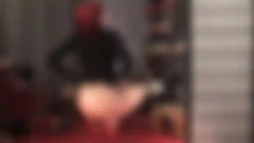 Je me branle pour le cul provocateur en collants de la maîtresse et le string blanc tiré très haut - accroupie dans des mules à talons hauts rouges, la maîtresse exige que vous caressiez votre bite sans arrêt.