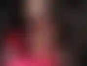 Maîtresse enfile des bas en latex transparents à coutures de couleur nude brillants et sexy, taquinant avec ses longues jambes sexy et ses jolis orteils.