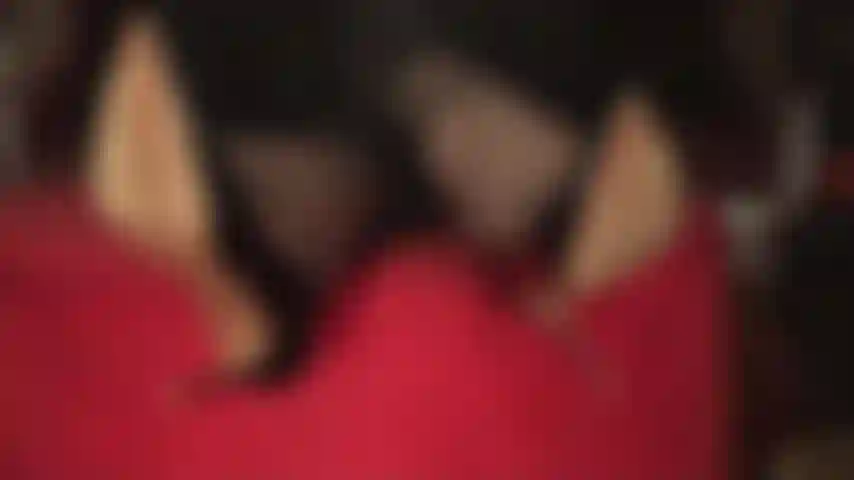 Fétichiste du double pendant - chevilles croisées en collants et leggings, escarpins noirs vernis très brillants et double pendant.