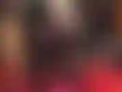 Des bas en latex noir brillant à coutures chaudes et une robe débardeur moulante sont superbes sur ta maîtresse. Avec des escarpins à talons en acier, quelle chance tu as de pouvoir admirer cette perfection.