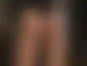 String sur des couches de bas brillants et brillants, adoration du cul suivie d'une brève allumeuse de 8 pouces avec un strapon noir.