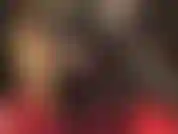 Wow, regardez simplement cette robe en vinyle super brillante, extrêmement courte, mettant en valeur ce magnifique cul, et des jambes en collants dans des cuissardes brillantes pour une allumeuse parfaite.