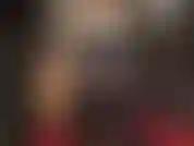 Maîtresse de culte en cuir, bottes hautes brillantes et strapon.