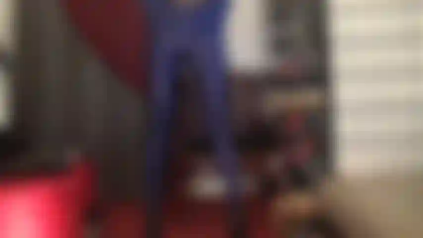 Des collants sexy en spandex bleu marine taquinent.