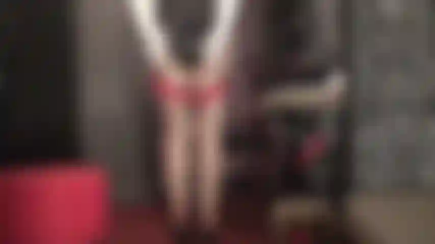 Edge pour le cul et les jambes de la maîtresse - bas jarretelles sexy, cul irrésistible de la maîtresse et ses mains gantées sur ta bite.