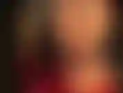 Des pieds et des fesses en collants bronzés brillants dans un body string en pvc brillant sur lequel vous aimeriez vous frotter partout.