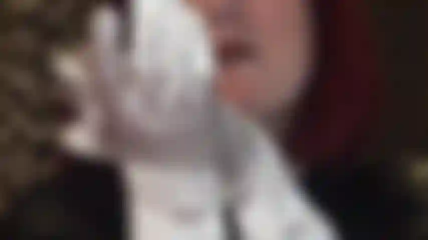 Les gants en satin sont votre faiblesse - vous avez envie de sentir ces mains gantées douces et soyeuses sur toutes vos parties intimes, enroulées autour de votre bite et de vos couilles et taquinant votre trou du cul...