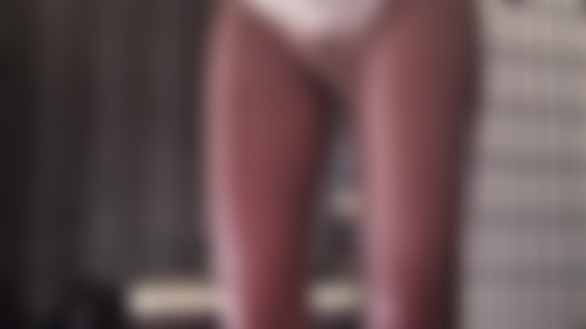 Vous aimez la façon dont les culottes en satin à dos nu et les culottes gainantes s'accrochent à mes courbes.